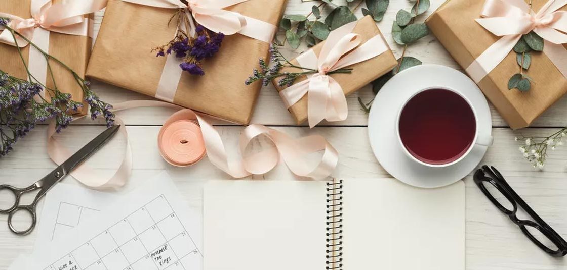Gift wrapping with tea and plants